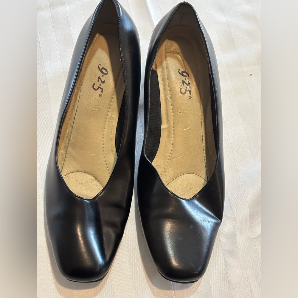 9-2-5 Womens 8 1/2 M Black 2-Inch Chunky  Heels (Good Condition)